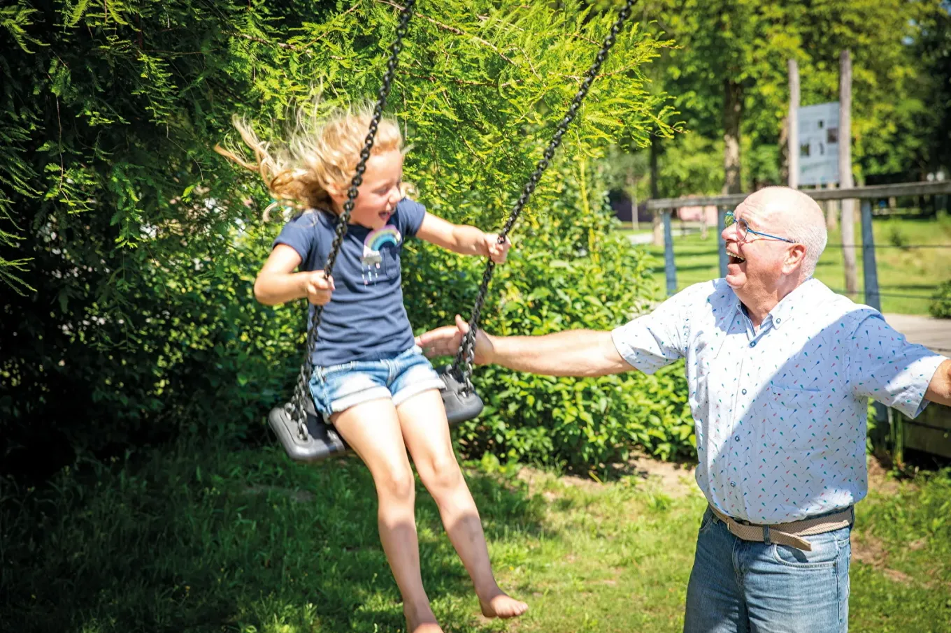 Opa oma kleinkinderen speeltuin11