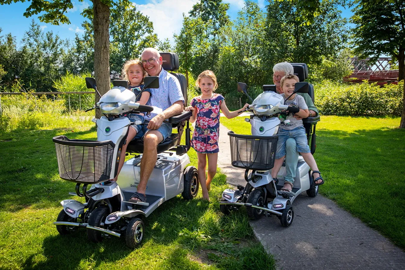 Opa oma kleinkinderen speeltuin8