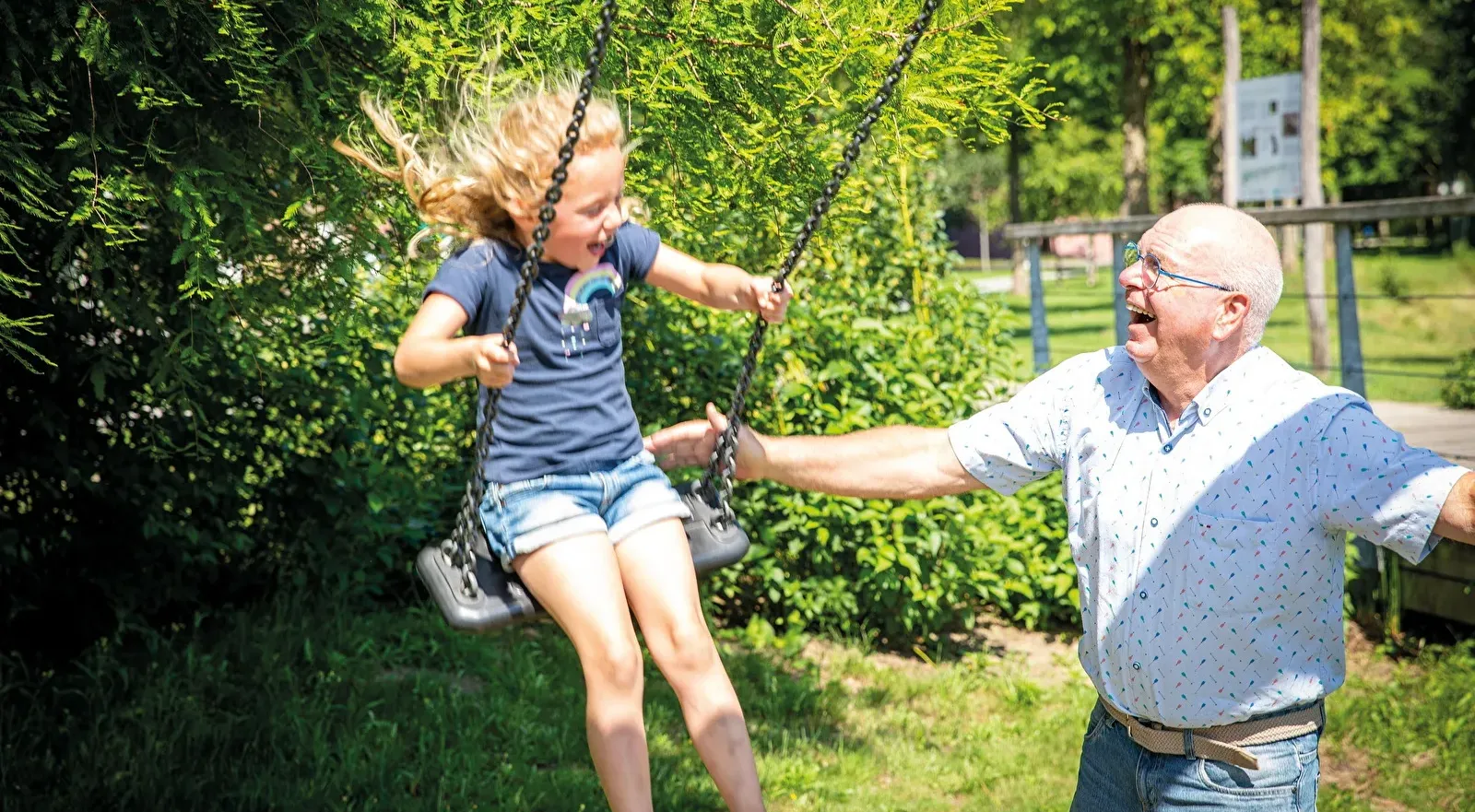 Opa oma kleinkinderen speeltuin11